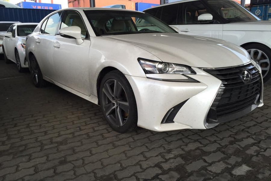 Mẫu xe  Lexus GS 200t 2016 sắp trình làng tại triển lãm ôtô Việt Nam (VMS 2016) bất ngờ xuất hiện tại cảng VMICO, Hà Nội đã thu hút sự quan tâm của cộng đồng mạng. Hiện chiếc xế hộp hạng sang này có giá bán sau thuế lên đến hơn 3,1 tỷ đồng.